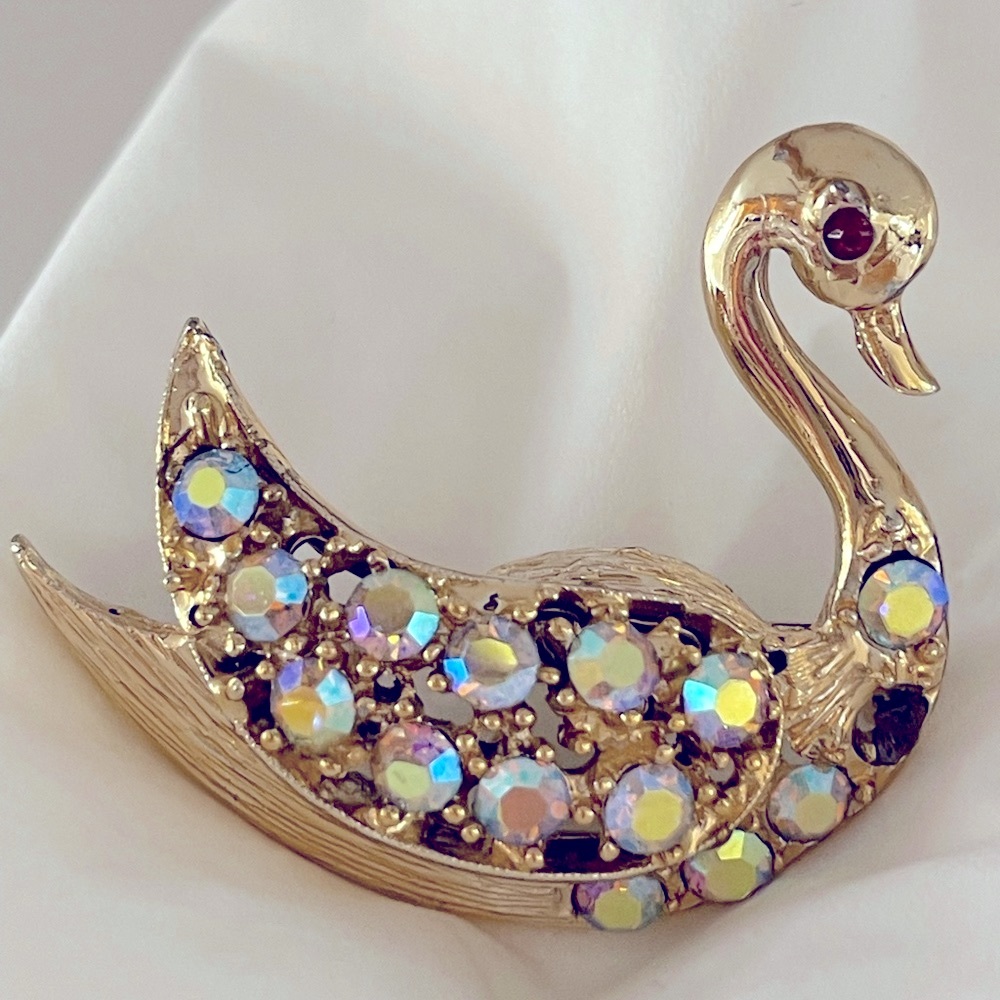 Vintage 1950's Brown Crystal Aurora Borealis Goldtone Swan Brooch